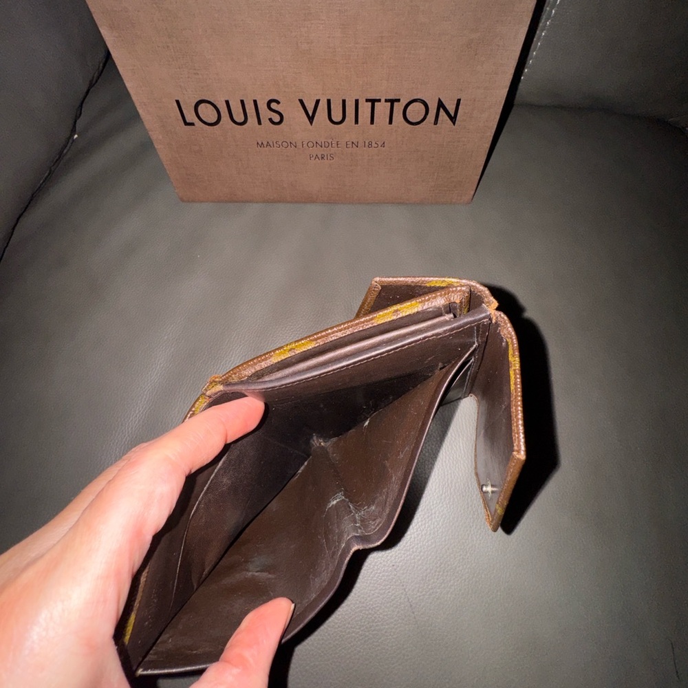 Louis Vuitton Classic Monogram Vintage Wallet. with authentic dust bag & bag! 🤎 - Picture 5 of 13